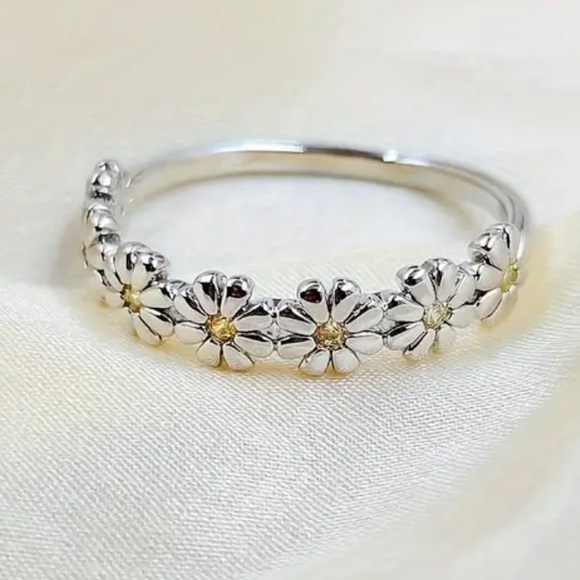 Floral Silver and Gold Ring - Picture 3 of 3